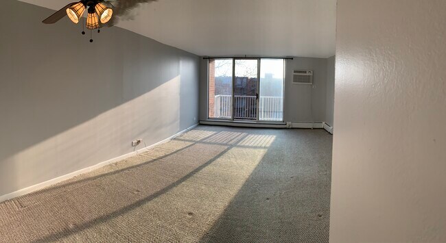 Building Photo - 2222 S Stewart Ave