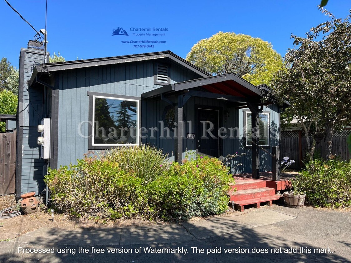 Foto principal - Move in special! Charming, updated home in...