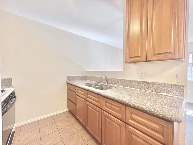 Building Photo - 617 N St Andrews Pl