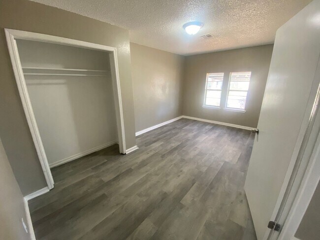 Foto del edificio - 4 Bedroom House Available now in Mustang!!...