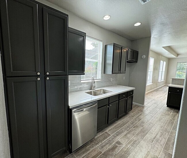 Building Photo - 2440 Rusk St., Beaumont, TX 77702