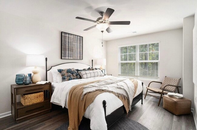 Building Photo - 319-323 Honeystone St