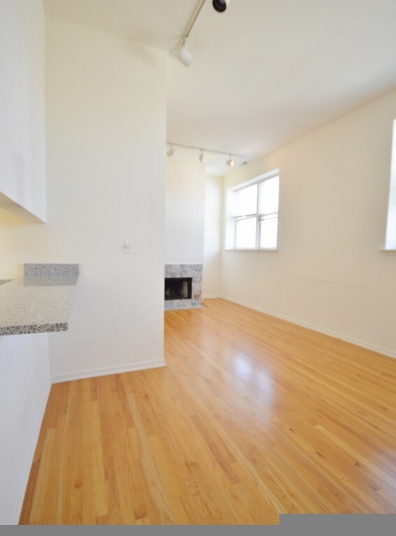 Building Photo - 3255 N Sheffield Ave