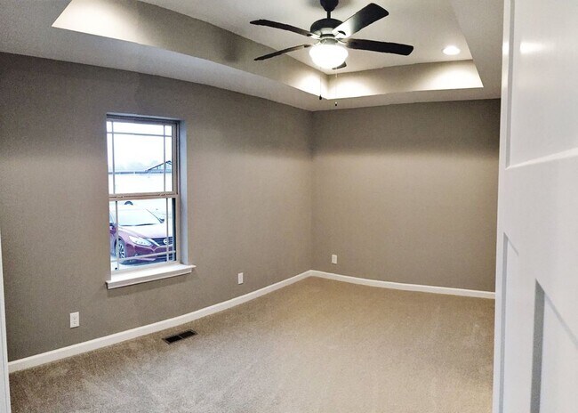 Building Photo - 705 Oak Dr