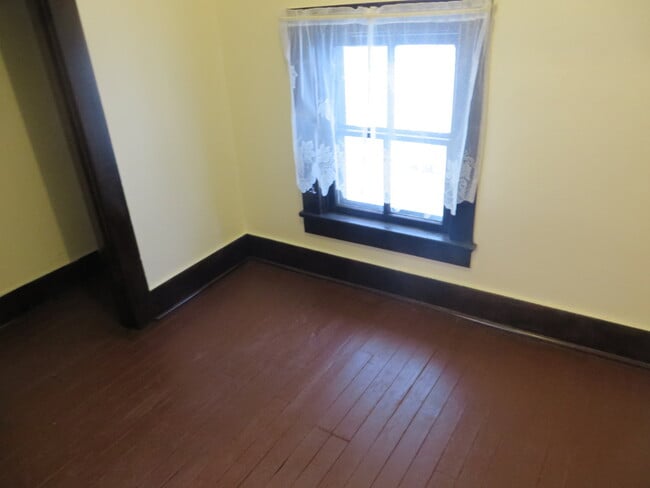 Building Photo - Large Three Bedroom, 1.5 Bathroom Home hal...