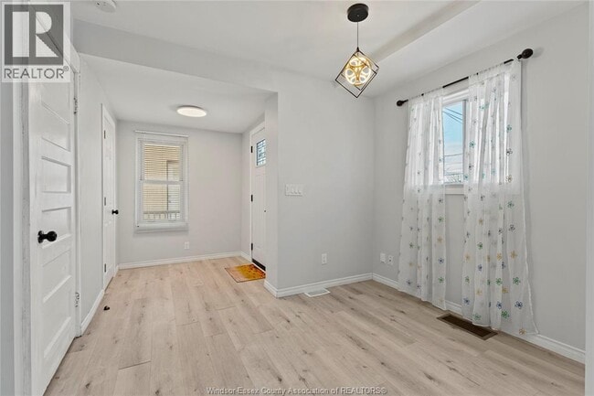 Photo du bâtiment - 1581 Bruce Ave