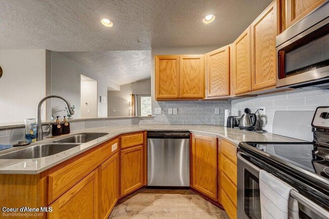 Building Photo - Beautiful Updated 3 Bedroom Condo with A/C, Garage & Fireplace in Forsythia Place!