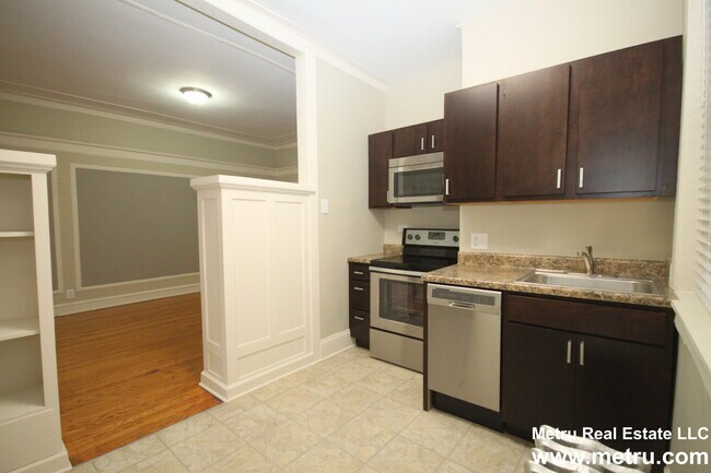 Building Photo - 807 W Cornelia Ave