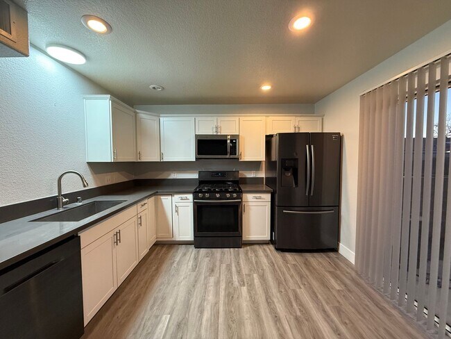 Foto del edificio - $300 OFF 1ST MONTHS RENT Updated 3-Bedroom Townhome in Gated Community with Pool Access