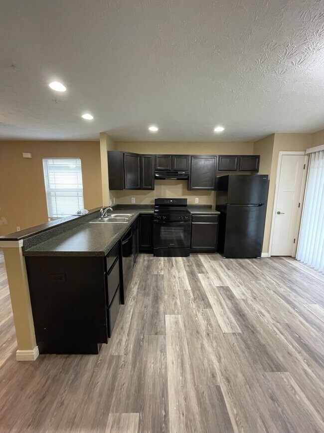 Foto del edificio - Single family home, with fenced in backyard!