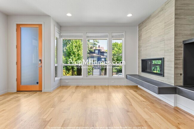 Foto del edificio - Modern Four Bedroom Home in the Heart of NE