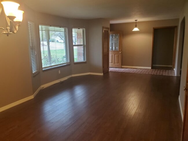 Foto del edificio - 912 E 10th St