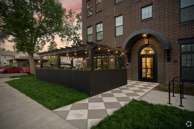 Building Photo - 1000 Main Street Apartments
