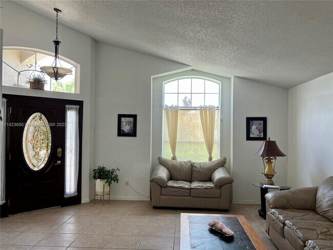 Building Photo - 831 Downing Cir