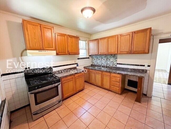 Building Photo - 3 Bed, 2 Bath Home with Off-Street Parking / Vouchers Accepted / Available Now!