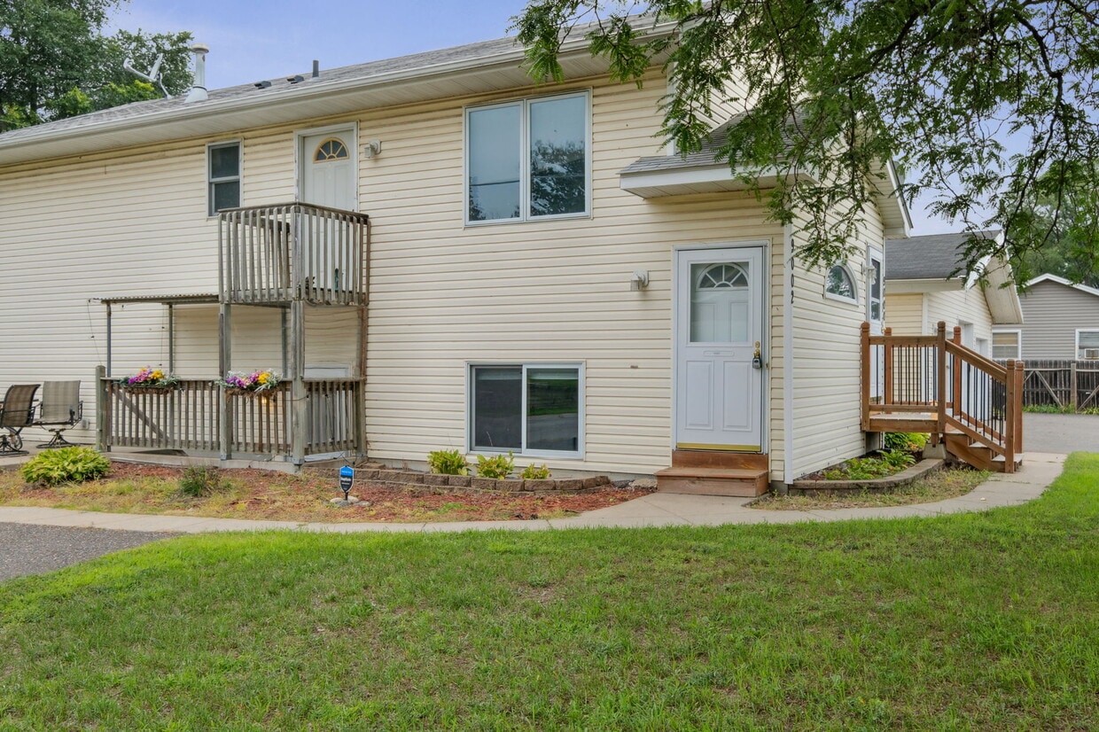 9002 Lexington Ave NE, Circle Pines, MN 55014 Townhome Rentals in