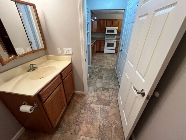 Foto del edificio - Three Bedroom Home