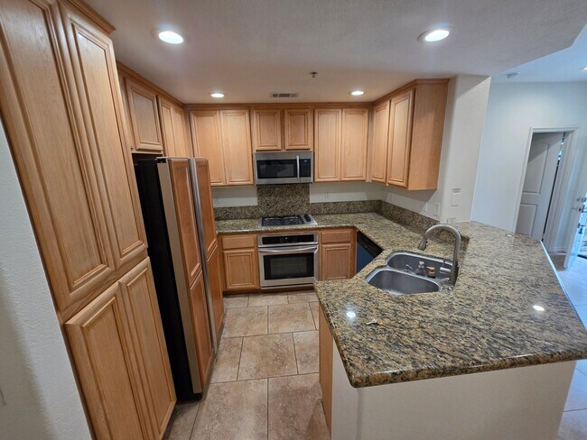 Foto del edificio - Stylish 3 Bedroom Townhome in Prime Huntington Beach Location