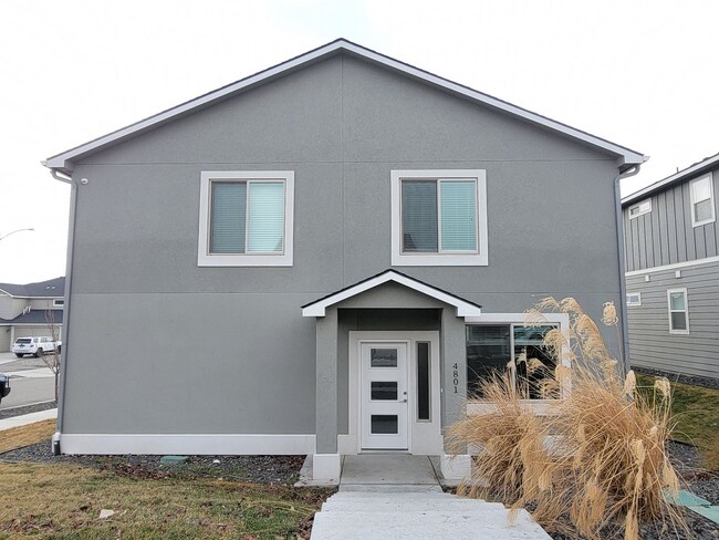 Building Photo - Newer Home Close to freeway access