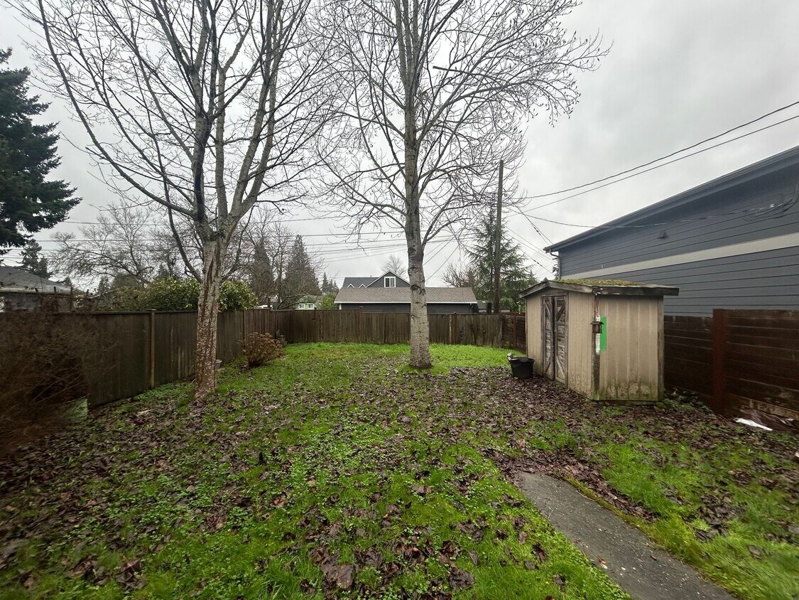 Building Photo - Tacoma Craft man house 3 bd, 1bath with large back yard!