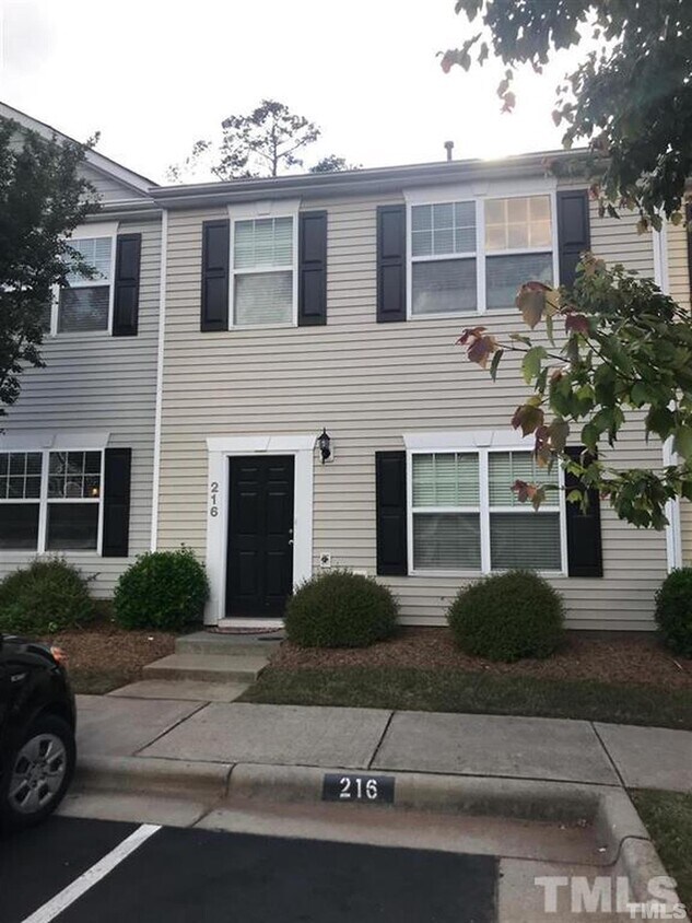 Foto principal - 216 Hampshire Downs Dr