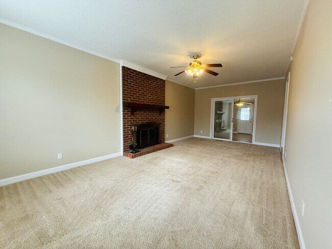 Foto del edificio - 6224 Lake Trail Dr