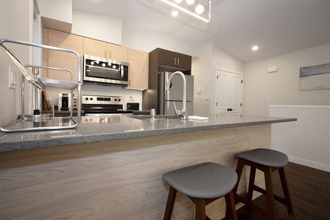 Kitchen - 575 Warsaw Avenue Apartments