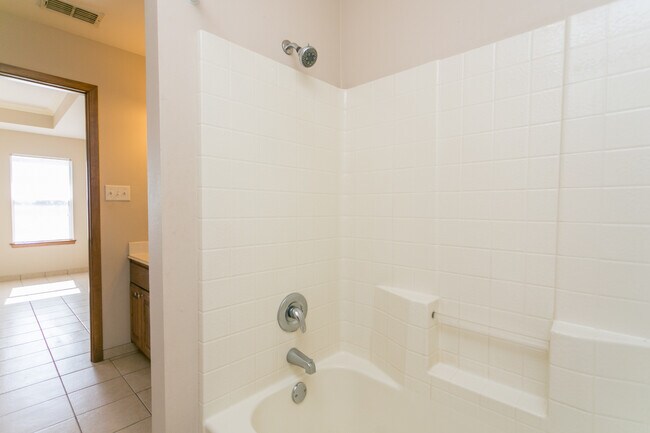 Foto del edificio - 16111 Rolling Meadows Dr