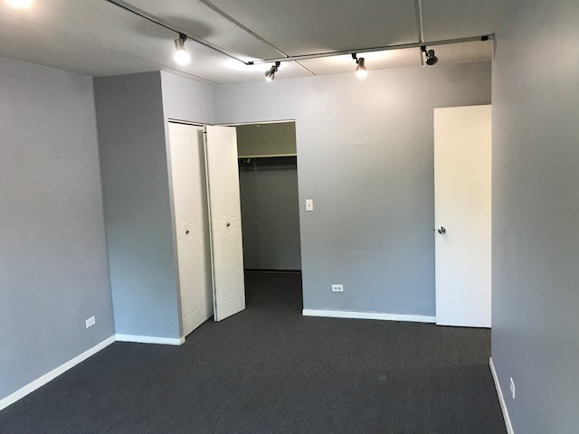 Master bedroom with walk in closet - 814 N River Rd