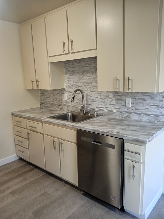 Building Photo - 803 Comet Dr