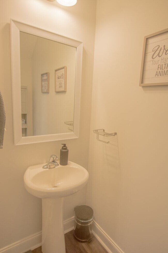 Building Photo - Immaculate 3 bedroom, 2.5 bath residence b...