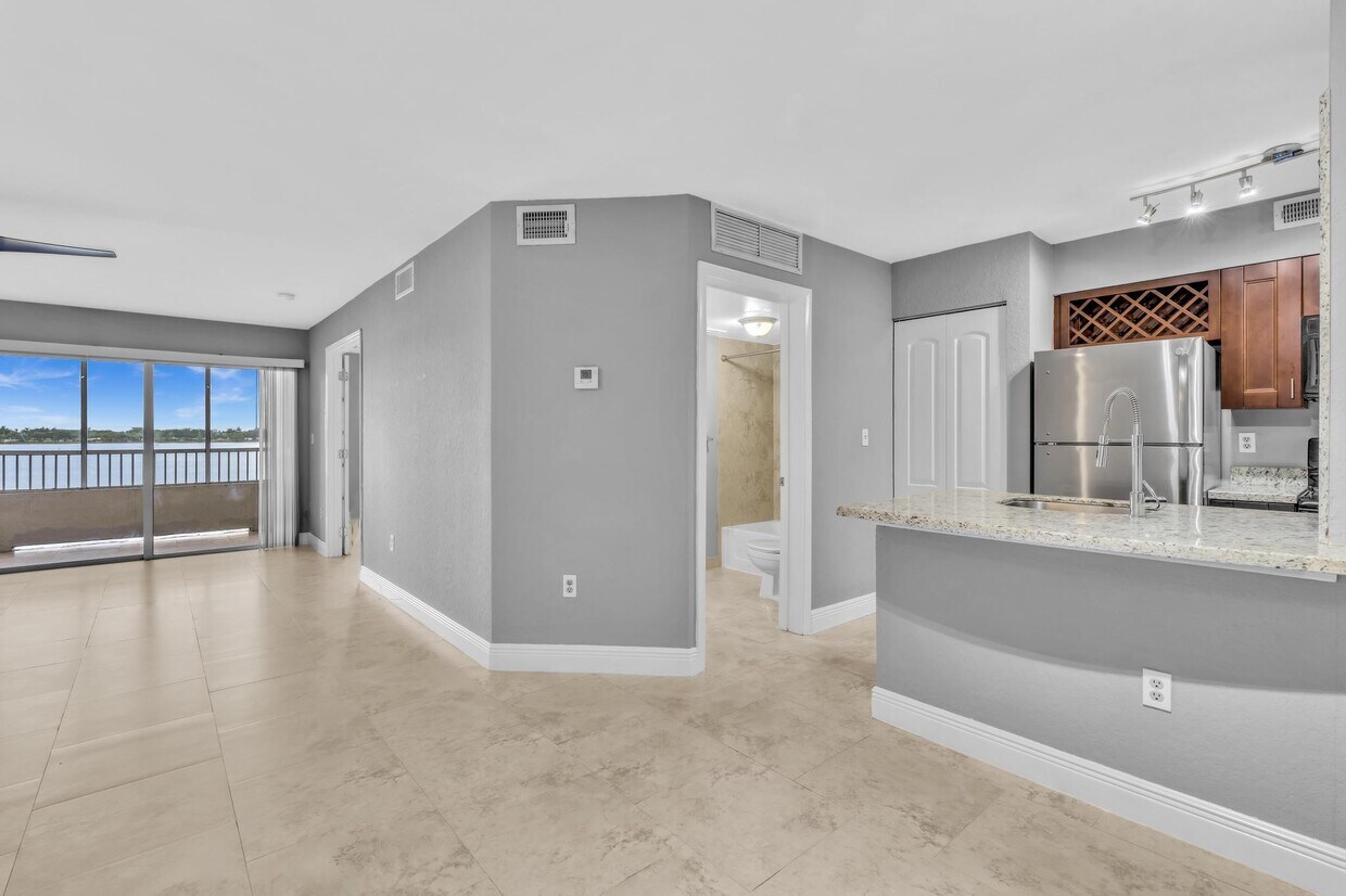 Photo - 2811 N Oakland Forest Dr-205