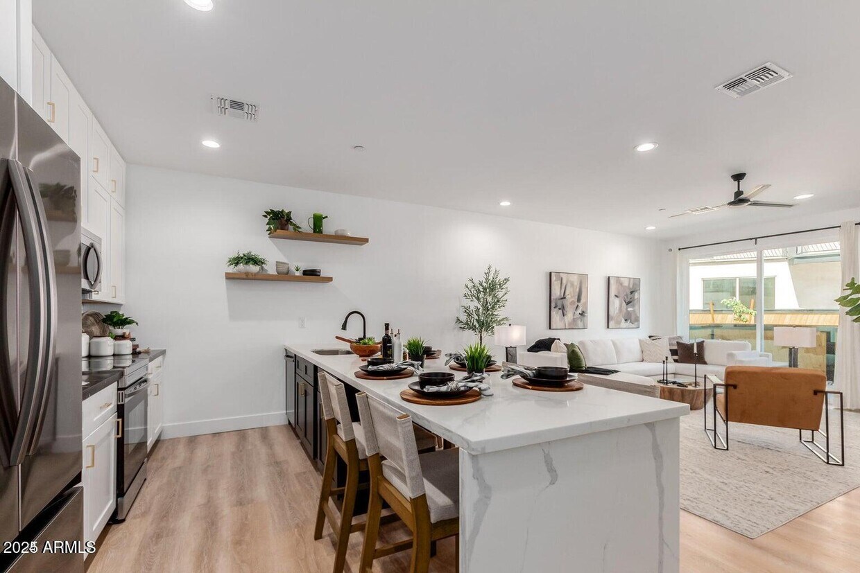 Foto principal - 3426 E University Dr