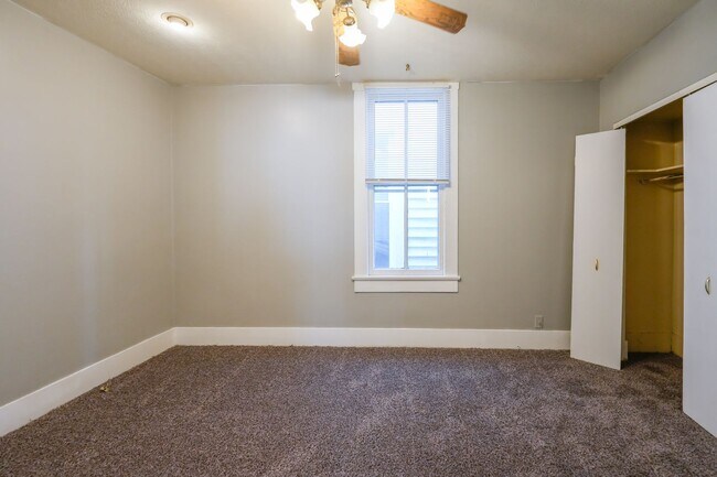 Foto del edificio - 2 bedroom 1 bath house with a garage in downtown New Albany
