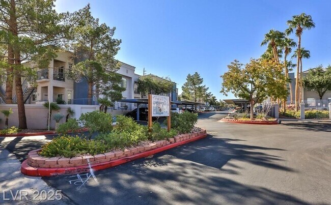 Foto del edificio - Stylish 1-Bed Green Valley Condo with Spac...