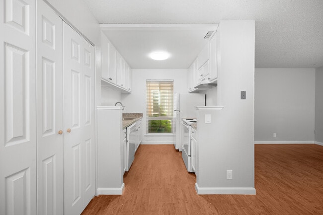Building Photo - Walnut Wood Apartments