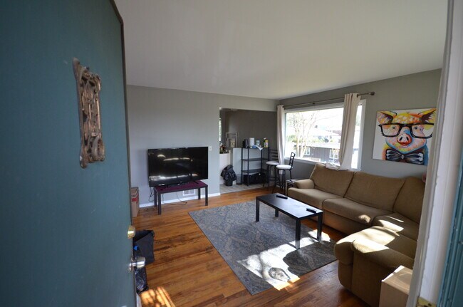 Building Photo - 24 E Dalton Ave