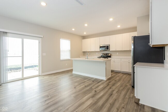 Foto del edificio - 9215 Larson Dr