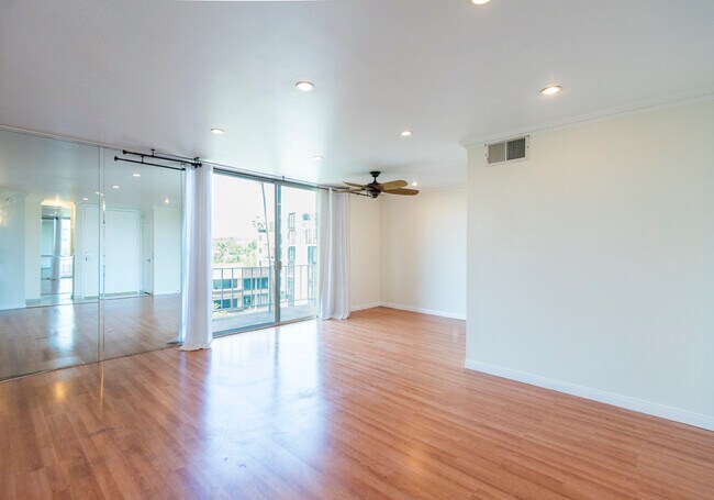 Building Photo - 100 S Doheny Dr