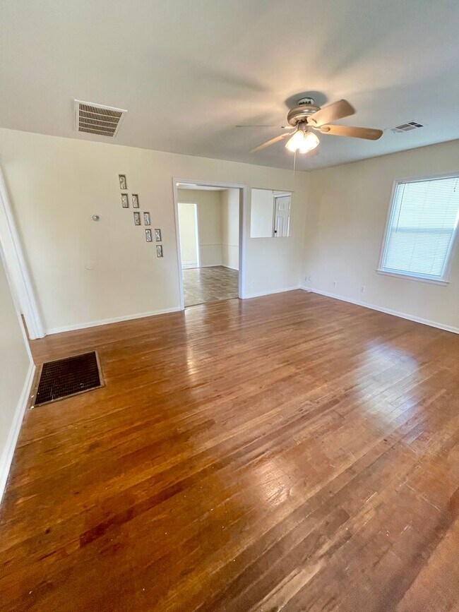Foto del edificio - Charming Hideaway: 2BR Cozy House