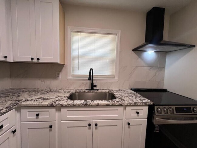 Building Photo - Charming, Fully Renovated 2-Bedroom in West Columbia