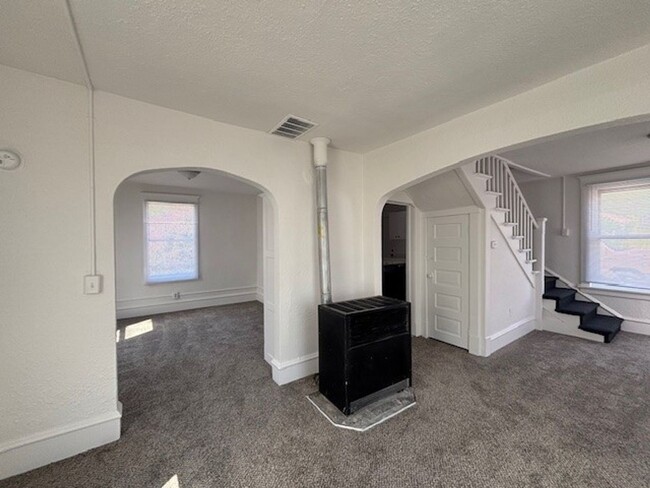 Building Photo - 2 Bed 1 Bath Updated Home