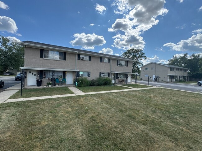 Building Photo - Pine Manor Apartments