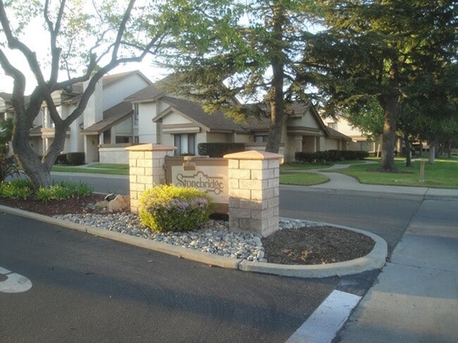 Building Photo - Spacious Townhome at Stonebridge