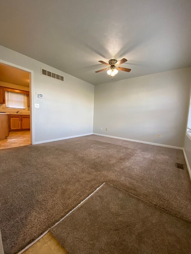 Building Photo - 3 Bedroom Duplex in Elkhart - HOUSING VOUC...