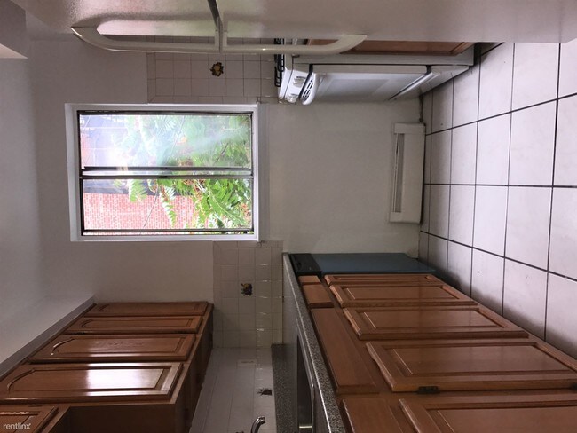 Building Photo - 3 br, 1.5 bath Apartment - 2750 Johnson Ave