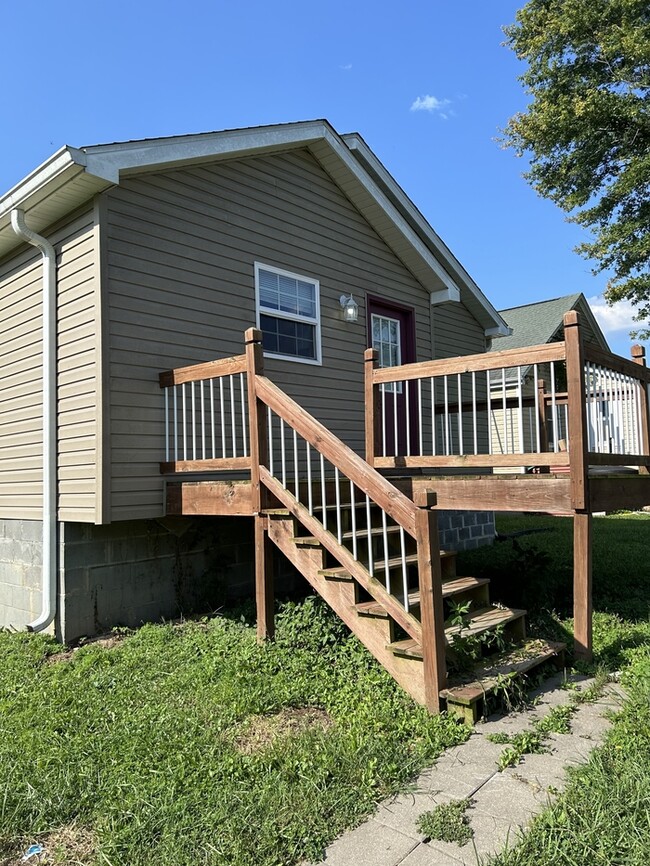 Building Photo - 609 E Cherry Ave