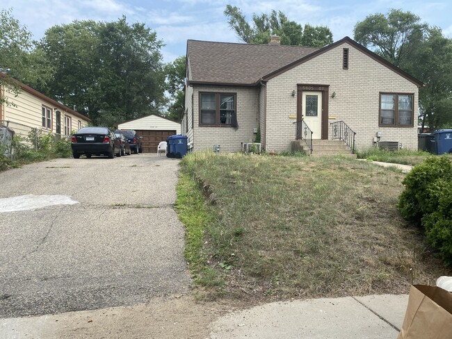 front view of duplex with garage - 5605 Penn Ave S