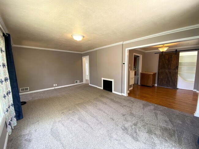 Building Photo - 236 400 S