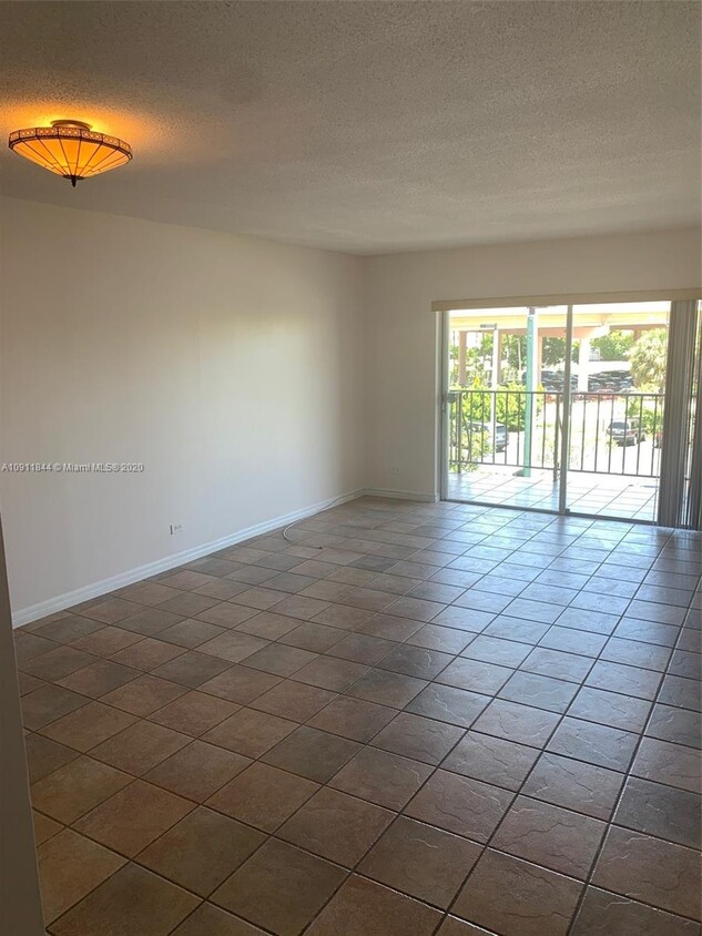 Foto principal - 8107 SW 72nd Ave